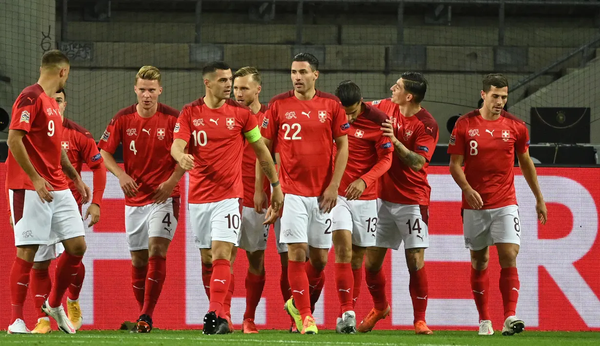 Pemain Swiss merayakan gol yang dicetak Mario Gavranovic ke gawang Jerman pada laga lanjutan UEFA Nations League 2020/2021 di RheinEnergie Stadion, Rabu (14/10/2020). Jerman bermain imbang 3-3 atas Swiss. (AFP/Ina Fassbender)