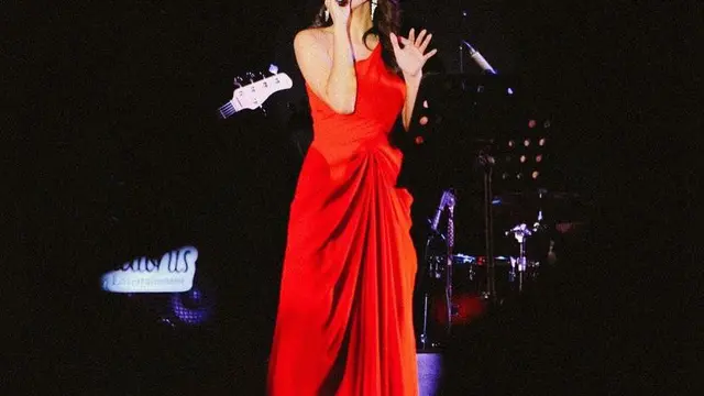 10 Potret Gaya Mahalini yang Selalu Totalitas saat Manggung dengan Busana Formal-Kasual