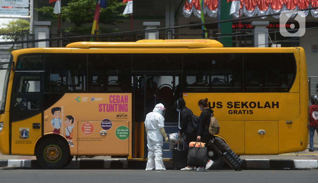 Bus sekolah menjemput pasien Covid-19 berstatus orang tanpa gejala (OTG) di Puskesmas Jatinegara, Jakarta, Selasa (22/9/2020). Sejumlah unit bus sekolah kini dialihfungsikan menjadi kendaraan untuk mengantar pasien Covid-19 berstatus OTG menuju RS Darurat Wisma Atlet. (merdeka.com/Imam Buhori)