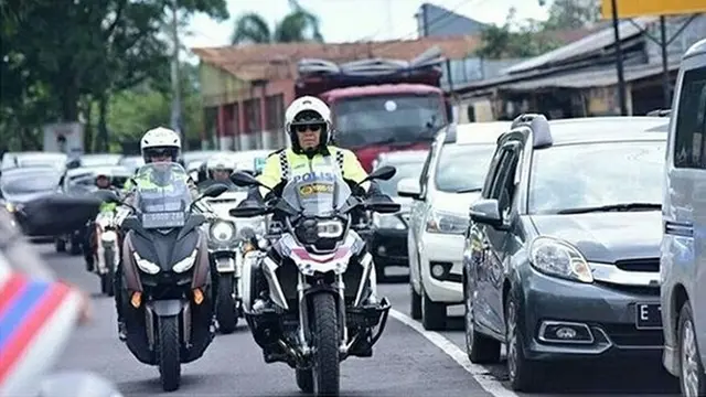 Korps Lalu Lintas (Kakorlantas) Polri Irjen Royke Lumowa mengendarai motor gede BMW