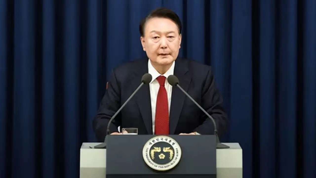 Presiden Korea Selatan Yoon Suk Yeol saat mengumumkan status darurat militer pada Selasa (3/12/2024) malam.