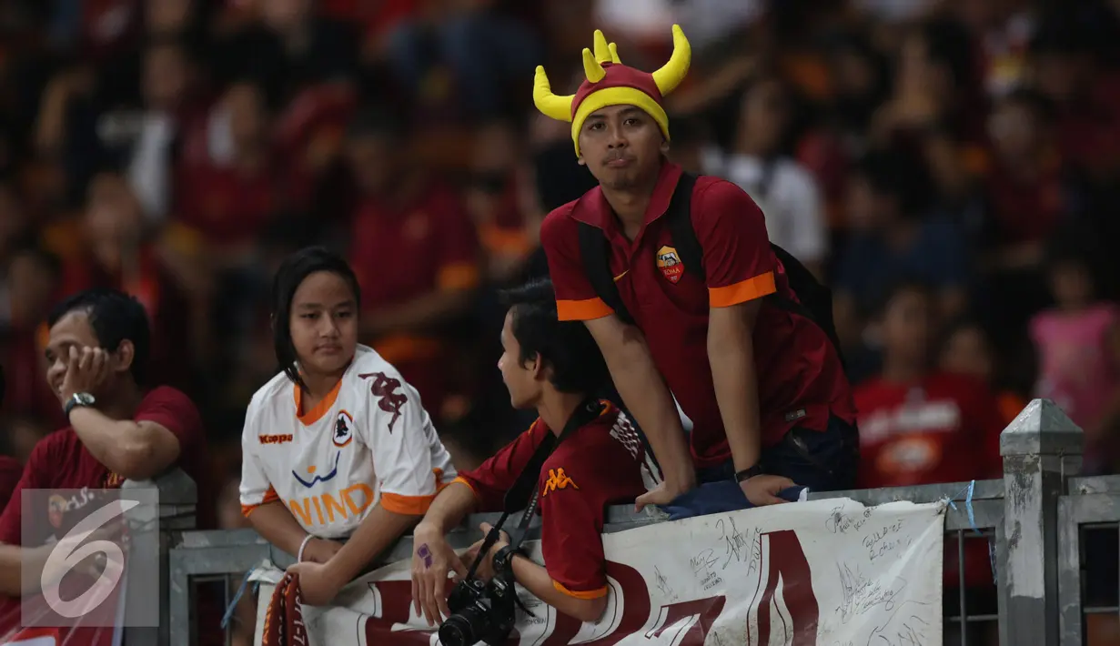 Kehadiran AS Roma di Jakarta begitu dinantikan oleh para Romanisti di Indonesia, Senayan, Jakarta, Sabtu (25/7/2015). Ribuan Romanisti memadati tribun selatan SUGBK. (Liputan6.com/Herman Zakharia)