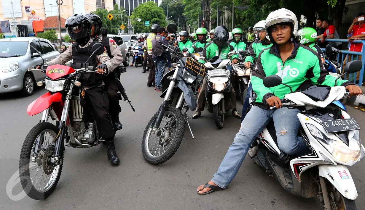Sejumlah pengemudi Go-Jek saat digelandang oleh kepolisian ke Polda Metro Jaya, Jakarta, Selasa (22/3). Mereka akan dimintai keterangan oleh pihak kepolisian. .(Liputan6.com/Fery Pradolo)