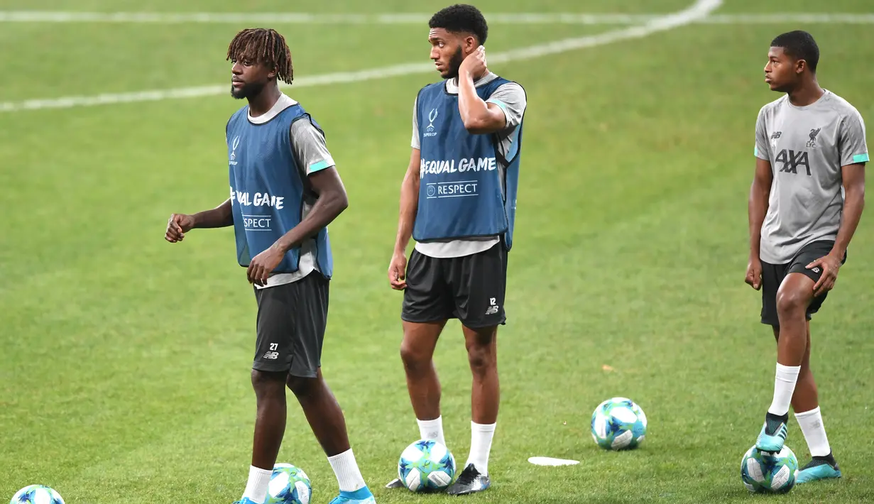 Para pemain Liverpool saat mengikuti sesi latihan di stadion Besiktas Park di Istanbul, Turki (13/8/2019). Liverpool akan bertanding melawan Chelsea dalam pertandingan Piala Super Eropa 2019 di Istanbul, Turki, Kamis (15/8/2019) dini hari WIB. (AFP Photo/Ozan Kose)