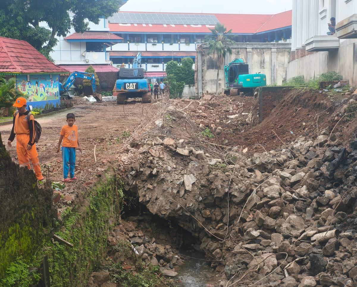 Tembok SMPN 182 Jakarta Roboh