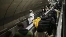 Seorang pria berpakaian astronot menaiki eskalator di stasiun metro sebagai bagian dari kampanye untuk mempromosikan Pameran Luar Angkasa NASA di Istanbul, Turki, pada 4 Desember 2021. Pameran tersebut akan dibuka untuk umum bulan ini. (AP Photo/Emrah Gurel)