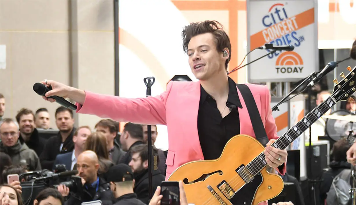 Freya dikabarkan harus menjalani beberapa operasi lantaran patah tulang dan luka bakar yang dideritanya. Menurut kakaknya, Freya sangat mengagumi Harry Styles. Ia pun langsung tersadar ketika mendengar suara sang idola. (AFP/Bintang.com)