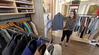 Karyawan melihat jas pria di sela Rapat Umum Pemegang Saham Tahunan (RUPST) PT Trisula Textile Industries Tbk (BELL) di Jakarta. PT Trisula Textile Industries Tbk (BELL), emiten penyedia kain, seragam, dan fashion menyetujui pembagian dividen sebesar Rp 3,625 miliar. (Liputan6.com/HO)