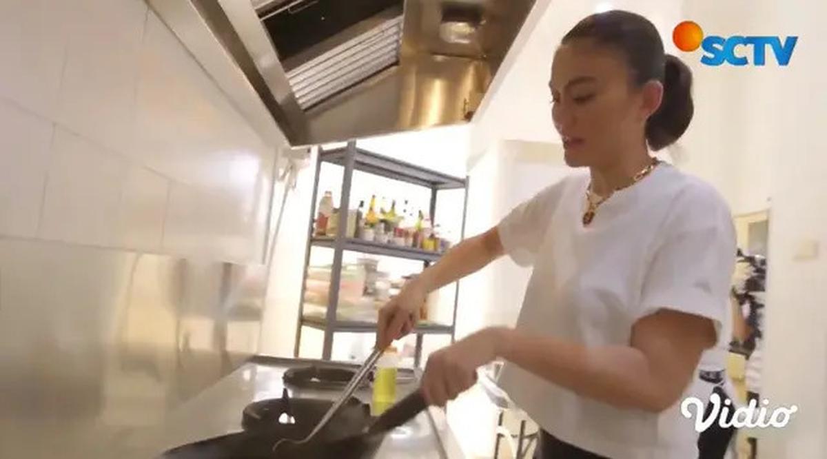 Mewah dan Fungsional, Intip Dapur Agnez Mo yang Bak Restoran