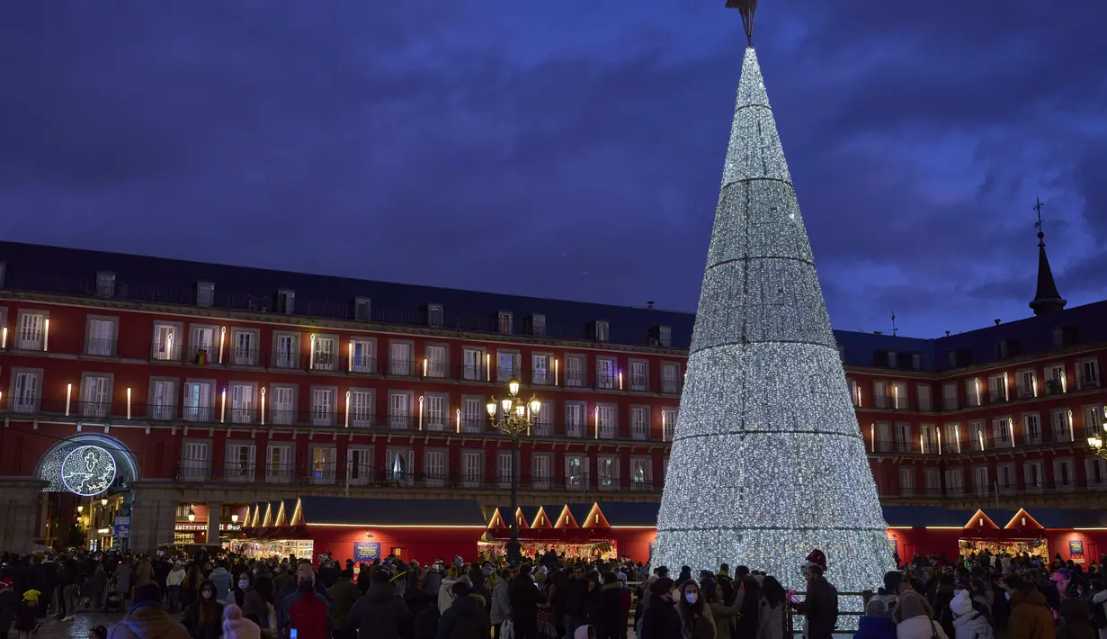 Orang-orang berjalan di sepanjang alun-alun Sol di pusat kota Madrid, Spanyol (8/12/2021). Perdana Menteri Spanyol mendesak warga untuk "tetap berhati-hati" tentang COVID-19 selama liburan perayaan Natal karena salah satu rumah sakit Spanyol diduga menginfeksi 68 orang. (AP Photo/Manu Fernandez)