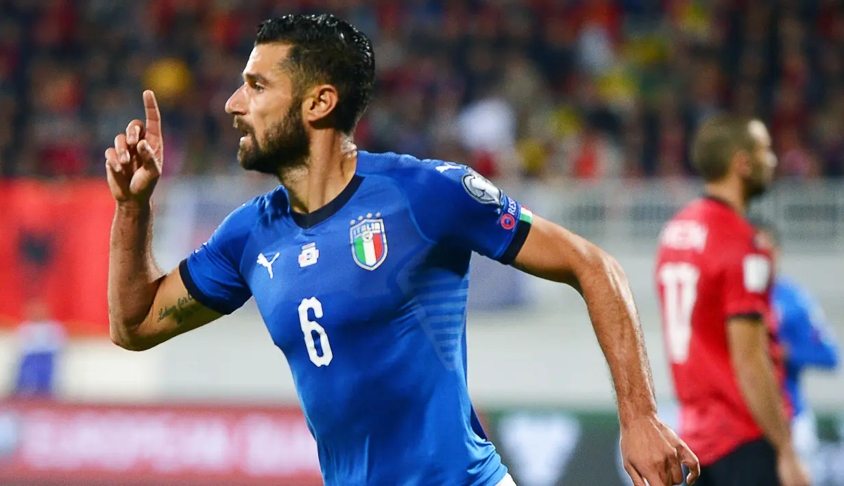 Gelandang Italia, Antonio Candreva, melakukan selebrasi usai mencetak gol ke gawang Albania pada laga kualifikasi Piala Dunia 2018 di Stadion Loro Borici, Senin (9/20/2017). Italia menang 1-0 atas Albania. (AFP/Dimitar Dilkoff)