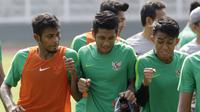 Pemain Timnas Indonesia, Putu Gede, bercanda dengan Zulfiandi dan Febri Hariyadi, saat latihan di Stadion Madya Senayan, Jakarta, Rabu (21/11). Latihan ini persiapan jelang laga Piala AFF 2018 melawan Filipina. (Bola.com/M. Iqbal Ichsan)