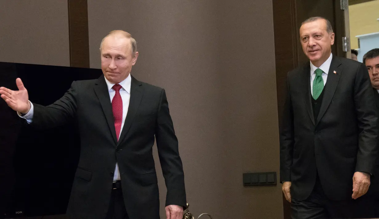 Presiden Rusia Vladimir Putin (kiri) mempersilahkan masuk Presiden Turki  Recep Tayyip Erdogan saat berkunjung ke Sochi, Rusia, Rabu (3/5). Konflik Suriah akan menjadi pembahasan utama dari keduanya. (AFP PHOTO /POOL/ Alexander Zemlianichenko)