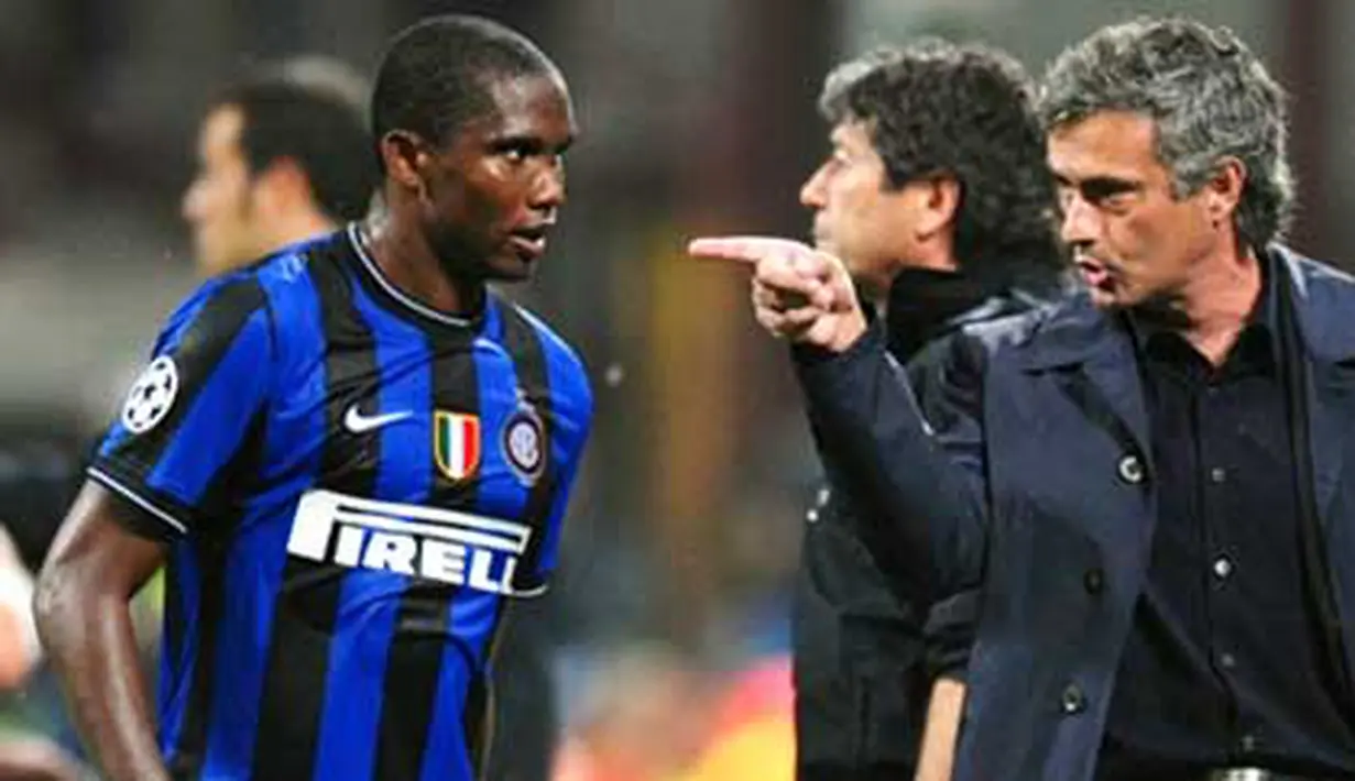 Pelatih Inter Milan, Jose Mourinho (kanan) memberi instruksi kepada strikernya asal Kamerun, Samuel Eto'o di laga penyisihan grup Liga Champions melawan Barcelona di San Siro, 16 September 2009. AFP PHOTO / Christophe Simon 