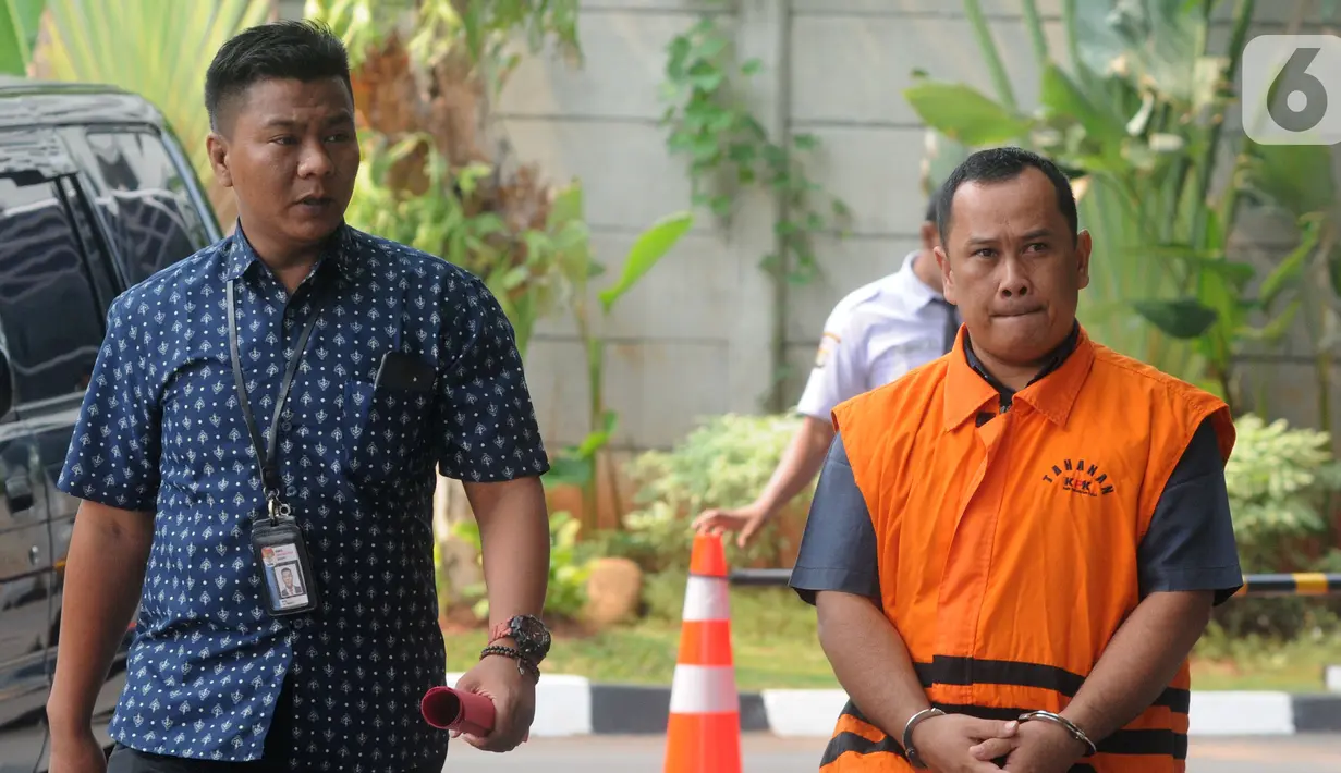 Penyuap Bupati nonaktif Pakpak Bharat Remigo Yolando Berutu, Anwar Fuseng Padang (kanan) tiba di Gedung KPK, Jakarta, Rabu (30/10/2019). Wakil Direktur CV Wendy itu diperiksa sebagai tersangka suap proyek pengaspalan Jalan Simpang Singgabur Namuseng senilai Rp 5,1 miliar. (merdeka.com/Dwi Narwoko)