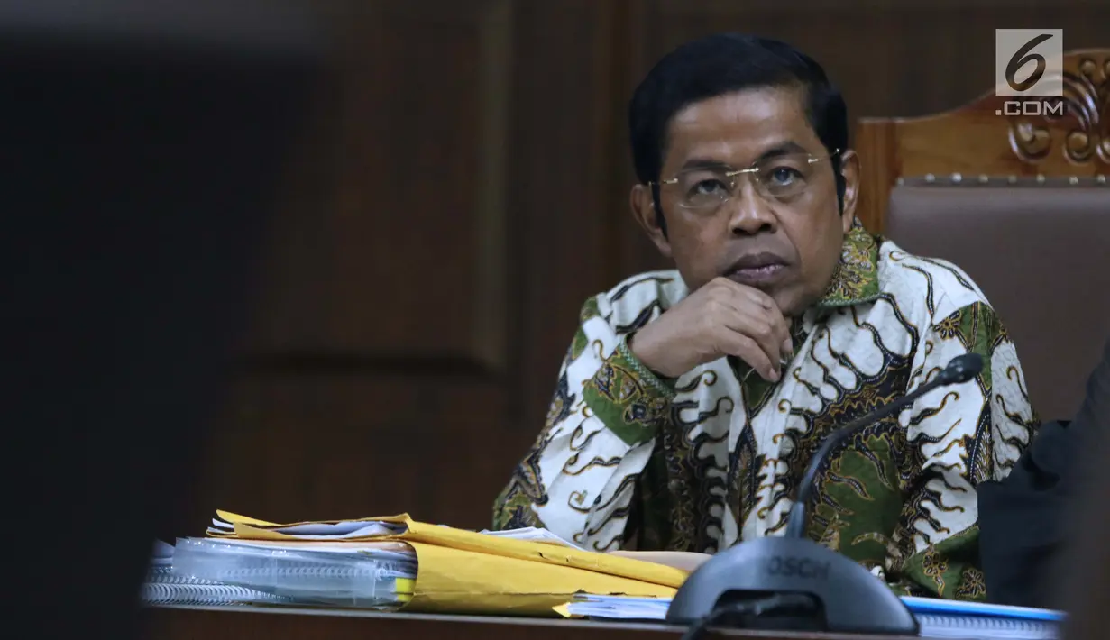 Terdakwa dugaan penerimaan suap terkait kerja sama pembangunan PLTU Riau-1, Idrus Marham saat sidang menjalani lanjutan di Pengadilan Tipikor, Jakarta, Kamis (7/2). Sidang mendengar keterangan saksi. (Liputan6com/Helmi Fithriansyah)