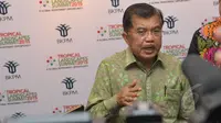Wapres Jusuf Kalla memberikan keterangan kepada wartawan usai menghadiri acara Tropical Landscape Summit (TLS): A Global Investment Opportunity 2015 di Jakarta, Senin (27/4/2015). (Liputan6.com/Faizal Fanani)