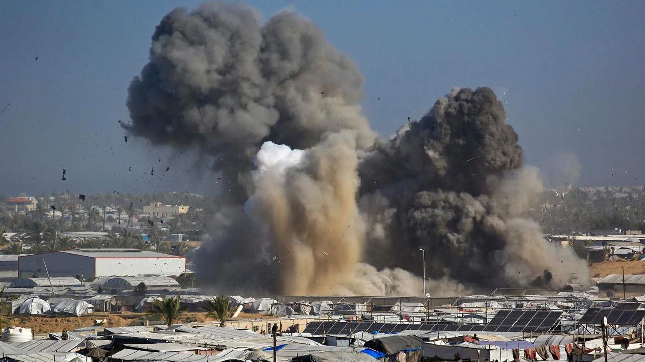FOTO: Tangis Keluarga Iringi 25 Warga Sipil Tewas di Jalur Gaza