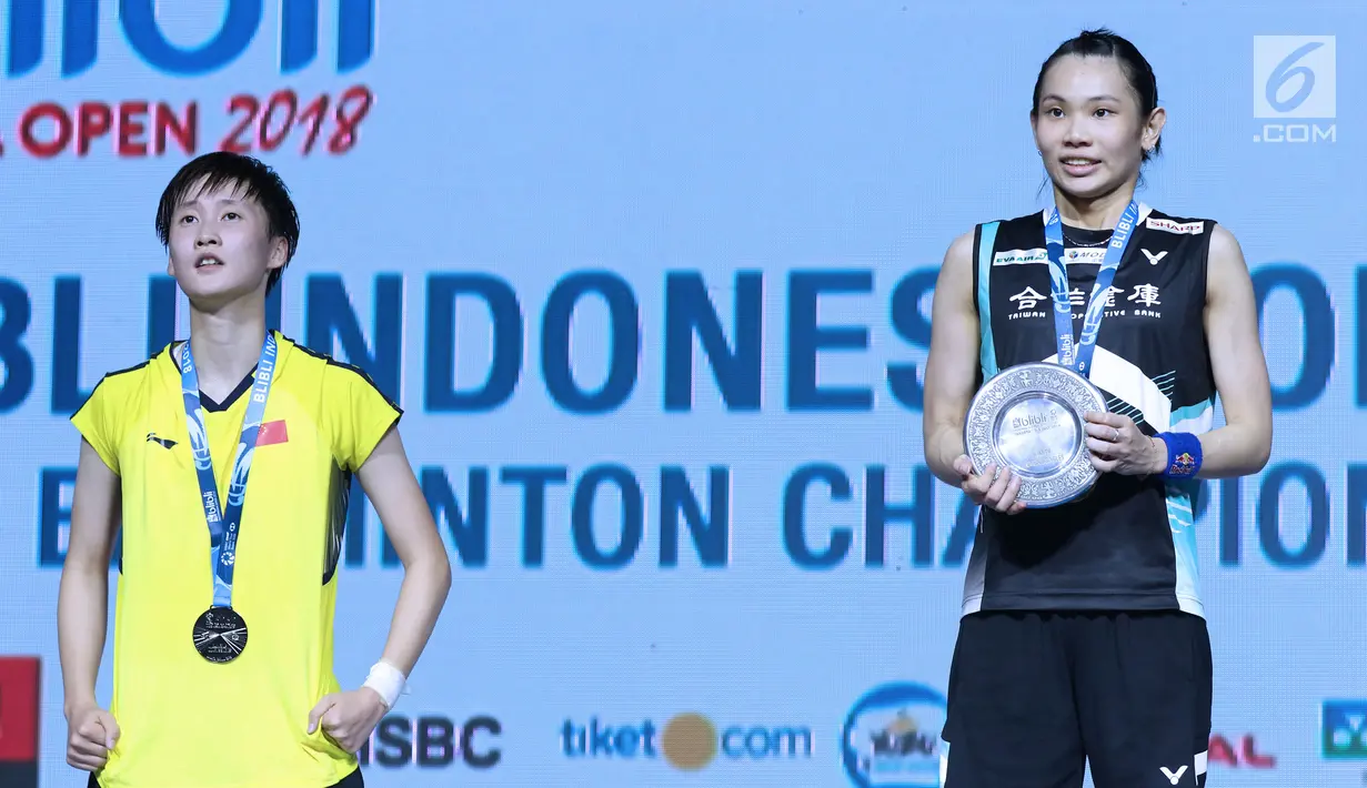 Tunggal putri Taiwan, Tai Tzu Ying (kanan) bersama pebulu tangkis China, Chen Yufei usai Final Indonesia Open 2018 di Istora GBK, Jakarta, Minggu (8/7). Tai Tzu Ying menang 21-23 21-15 21-9. (Liputan6.com/Helmi Fithriansyah)