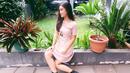 Coba lihat, kali ini Zulfa mengenakan dress berwarna pink yang membuat penampilannya terlihat girly. Gayanya makin keren lantaran si cantik ini memakai wedges berwarna hitamnya. (Instagram/zulfamaharani)