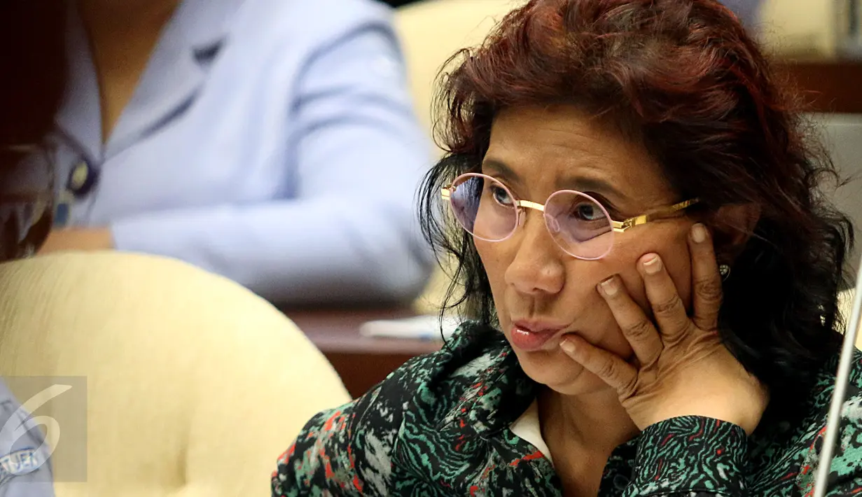 Menteri Kelautan dan Perikanan Susi Pudjiastuti menghadiri Rapat Kerja (Raker) dengan Komisi IX DPR di Kompleks Parlemen, Senayan, Jakarta, Kamis (3/3). Raker tersebut membahas pendapat akhir mini sikap akhir fraksi dan presiden. (Liputan6.com/JohanTallo)