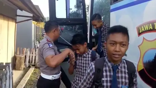 Anak-anak dipindah ke Bus Polisi Sahabat Masyarakat dan diantar ke sekolahnya masing-masing. (Foto: Liputan6.com/Polres Cilacap/Muhamad Ridlo)