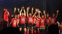 Para pemain Bali United merayakan gelar juara Liga 1 2019 di Stadion Kapten I Wayan Dipta, Bali, Senin (23/12). Puncak perayaan juara ini dimeriahkan Via Vallen dan Tari Kecak. (Bola.com/Aditya Wany)