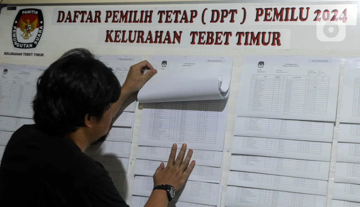 Warga melihat Daftar Pemilih Tetap (DPT) di Kantor Kelurahan Tebet, Jakarta, Kamis (30/11/2023). Website resmi Komisi Pemilihan Umum (KPU) dibobol hacker dan sekitar 204 juta data DPT bocor dalam kejadian ini. (Liputan6.com/Herman Zakharia)