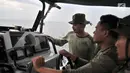 Tim Intai Amfibi Marinir melakukan penyisiran di sekitar lokasi jatuhnya pesawat Lion Air JT 610 di laut utara Karawang, Jawa Barat, Selasa (30/10). Pencarian hari kedua dilakukan tim SAR gabungan dari Basarnas dan TNI AL. (Merdeka.com/Iqbal S. Nugroho)