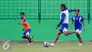 Bomber Arema Cronous, Cristian Gonzales berebut bola saat sesi latihan di Stadion Gajayana Malang, Jumat (2/10/2015). Jelang laga menghadapi Sriwijaya FC, skuat Singo Edan menggeber sesi latihan secara tertutup. (Liputan6.com/Yoppy Renato)