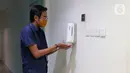 Karyawan menggunakan hand sanitizer atau cairan pembersih tangan saat memasuki ruang kerja di Suntory Garuda, Jakarta, Senin (8/8/2020). Perusahaan itu menerapkan protokol kesehatan saat hari pertama kerja di masa PSBB transisi yang diterapkan oleh Pemprov DKI Jakarta. (Liputan6.com/Herman Zakharia)