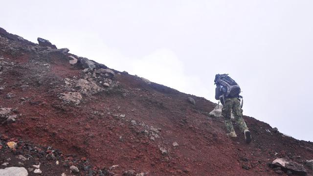 Syaiful dan Tim Hadapi Cuaca Ekstrem Cari Pendaki Hilang di Gunung Slamet