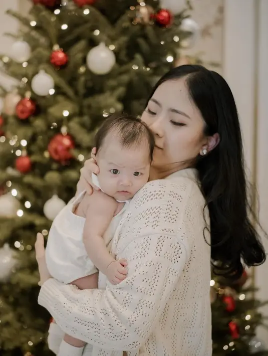 Salah satunya saat ia kenakan outfit serba putih yang serasi dengan sang putri [@jessicatanoe]