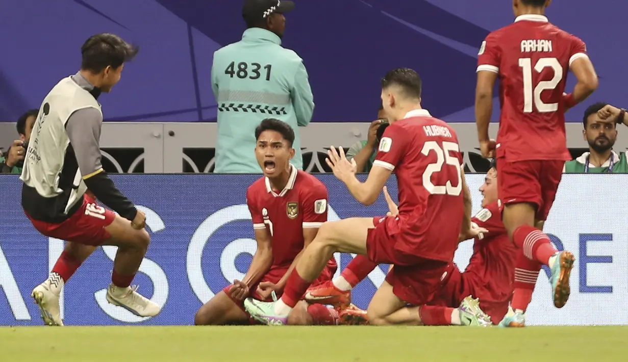 Gelandang serang Timnas Indonesia, Marselino Ferdinan menjadi pemain termuda kelima pada ajang Piala Asia 2023. Pemain yang kini tengah menjalani musim kedua bersama klub kasta kedua Liga Belgia, KMSK Deinze ini berusia 19 tahun, 4 bulan dan 6 hari saat diturunkan Timnas Indonesia menghadapi Irak pada laga pertama Grup D Piala Asia 2024 (15/1/2024) yang berakhir dengan kekalahan 1-3. (AP Photo/Hussein Sayed)