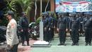Personel Brimob dan Sabhara melakukan apel persiapan penjagaan jelang pemungutan suara Pilkada Tangerang Selatan di Polsek Pamulang, Selasa (8/12/2020). Kendaraan taktis Barracuda juga disiagakan di pinggir Jalan Siliwangi untuk pengamanan Pilkada 2020 pada Rabu (9/12) esok (merdeka.com/Dwi Narwoko)