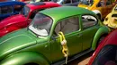 Volkswagen Beetle dipamerkan dalam ajang pertemuan tahunan "Beetle club" di Yakum, Israel tengah (21/4). Klub Beetle Israel ini didirikan pada tahun 2001 dengan anggota sekitar 500 orang. (AP Photo / Oded Balilty)