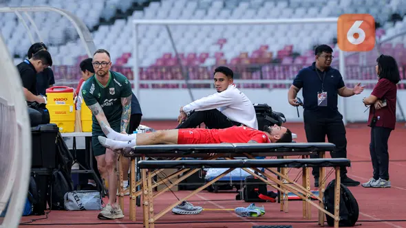 Bek Timnas Indonesia, Calvin Verdonk (baju merah), masih mendapat perawatan pada sesi latihan di Stadion Utama Gelora Bung Karno, Jakarta, Kamis (04/06/2026) sore WIB. (Bola.com/Bagaskara Lazuardi)