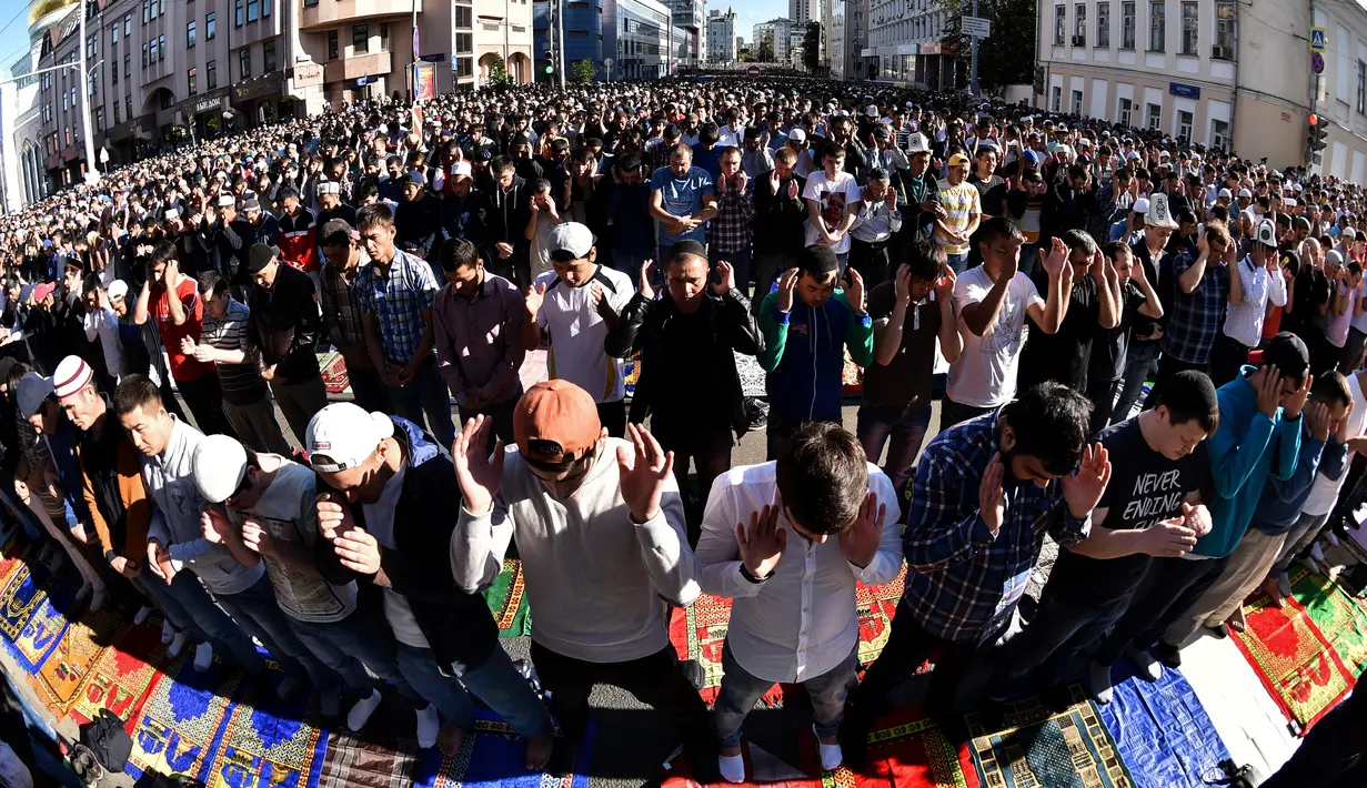 Umat muslim Rusia melaksanakan salat Idul Fitri di luar masjid di pusat kota Moskow, Selasa (5/7). Perayaan Idul Fitri 1437 H di Rusia jatuh pada hari ini. (Kirill KUDRYAVTSEV/AFP)