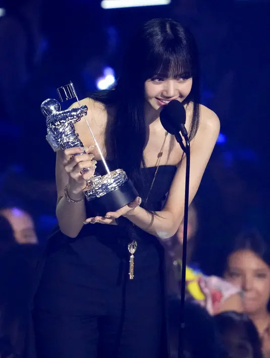 <p>Lisa Blackpink menang di MTV VMA 2022 sebagai penyanyi solo. [Foto: Charles Sykes/Invision/AP)</p>