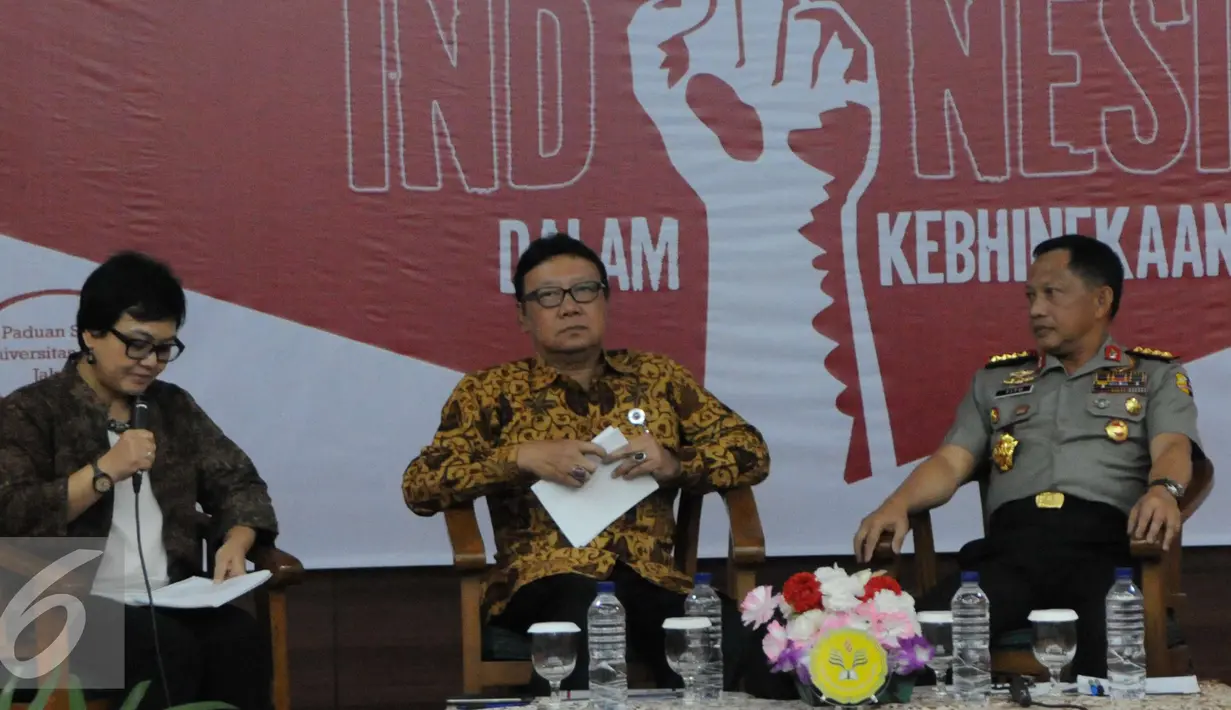 Kapolri Jendral Tito Karnavian bersama Mendagri Tjahjo Kumolo saat menjadi Keynote Speaker dalam acara Diskusi Kebangsaan di Universitas Negeri Jakarta, Jakarta, Senin (19/12). (Liputan6.com/Helmi Affandi)