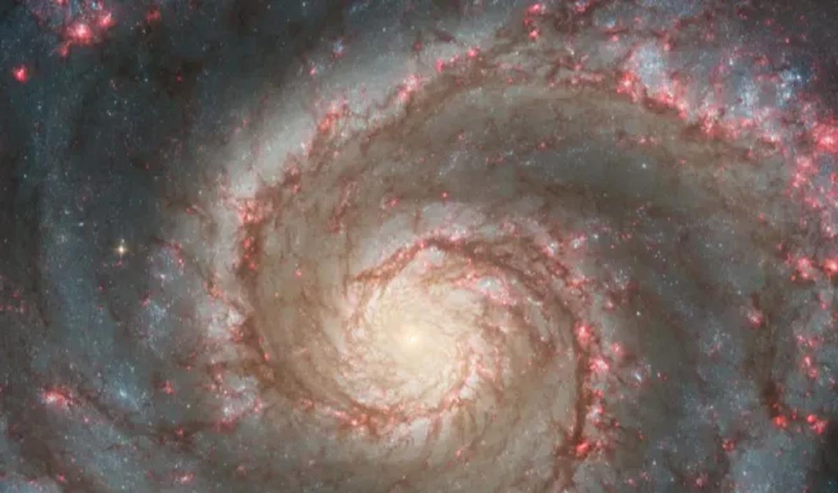 Galaksi ini pertama kali diabadikan oleh Teleskop Luar Angkasa Hubble pada tahun 2017, menunjukkan lengan spiralnya yang memukau.