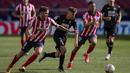 Gelandang Atletico Madrid, Saul (kiri) berebut bola dengan bek Eibar, Esteban Burgos dalam laga lanjutan Liga Spanyol 2020/2021 pekan ke-31 di Wanda Metropolitano Stadium, Madrid, Minggu (18/4/2021). Atletico menang 5-0 atas Eibar. (AP/Bernat Armangue)