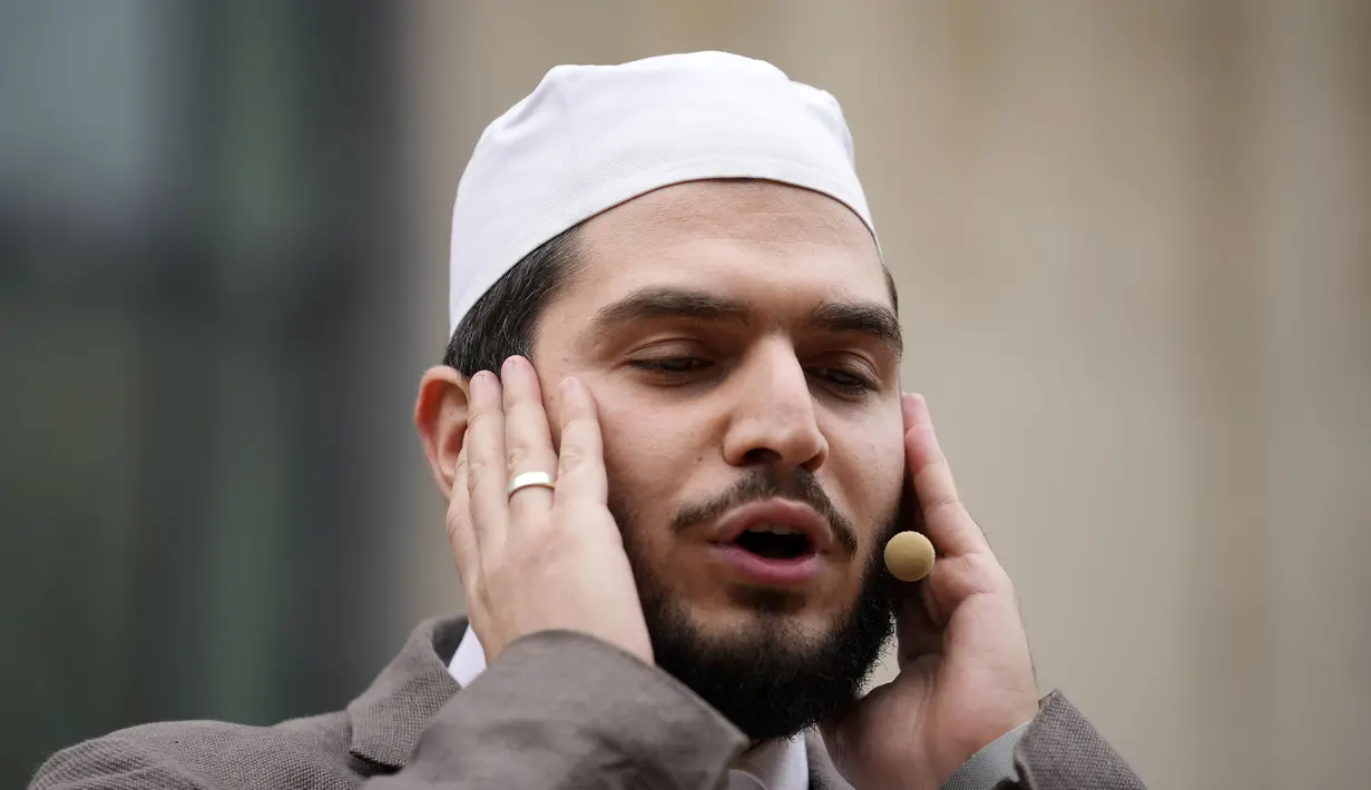 Muazin Mustafa Kader mengumandangkan adzan di Masjid Pusat Cologne di Cologne, Jerman, Jumat (14/10/2022). Panggilan Azan untuk pertama kali dikumandangkan dari salah satu masjid terbesar Jerman di Cologne pada Jumat - tetapi dengan volume terbatas. Ini adalah bagian dari proyek yang disepakati dengan pihak berwenang di kota yang memiliki salah satu komunitas Muslim terbesar di negara itu. (AP Photo/Martin Meissner)