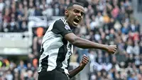 Pemain Newcastle United, Alexander Isak, melakukan selebrasi setelah mencetak gol  ke gawang Arsenal pada laga pekan ke-10 Premier League 2024/2025 di Stadion St James' Park pada Sabtu (2/11/2024). (AFP/Paul Ellis)