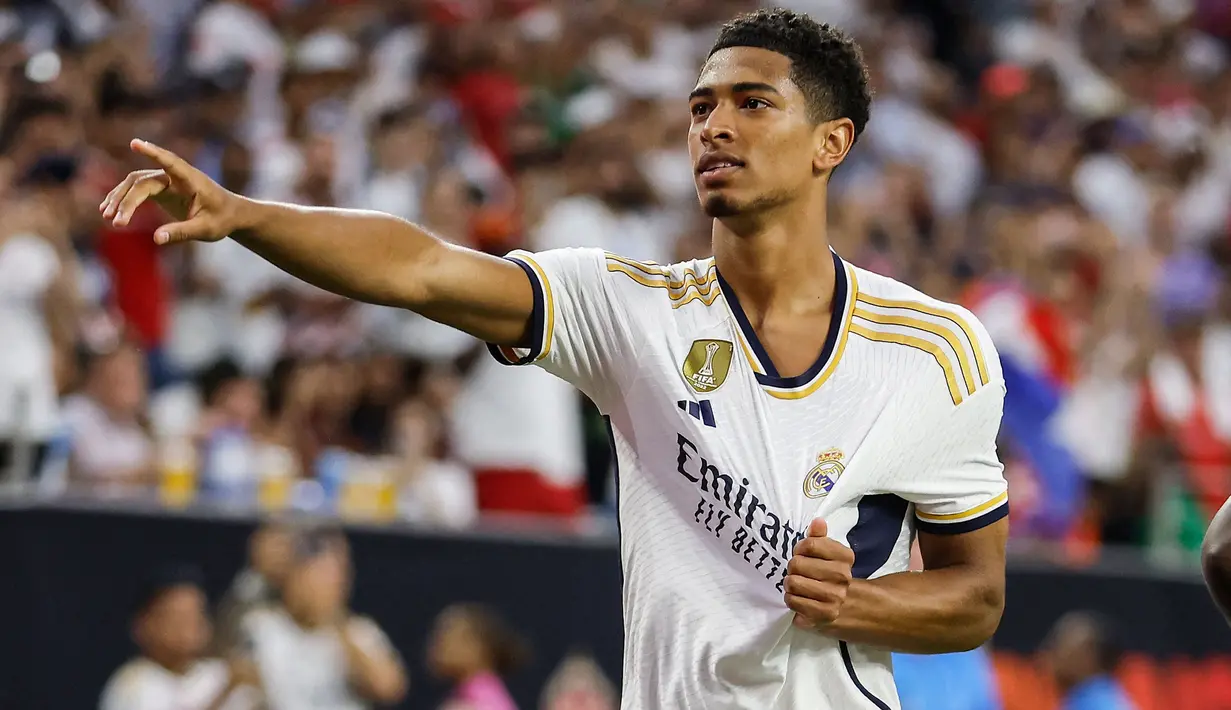 Selebrasi gelandang Real Madrid, Jude Bellingham setelah menjebol gawang Manchester United pada laga uji coba pramusim Soccer Champions Tour 2023 di Houston, USA (26/7/2023). Jude Bellingham yang baru saja didatangkan Real Madrid pada awal musim 2023/2024 berpeluang menjadi pemain Inggris kelima yang mampu merebut gelar juara Liga Spanyol. (AFP/Getty Images/Tim Warner)
