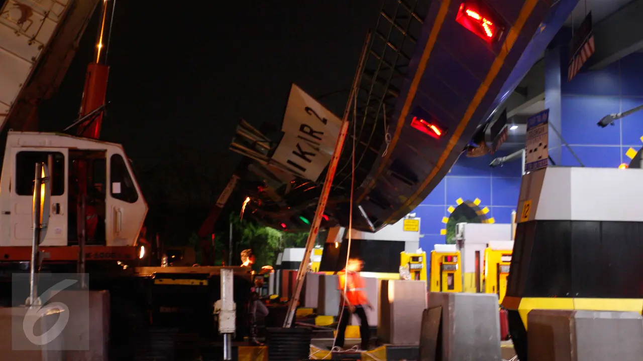 20160214-Hujan Deras, Atap Pintu Tol Cikunir 2 Roboh-Jabar