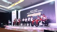 Pebalap Astra Honda Racing Team, Dimas Ekky Pratama (berdiri dua dari kanan), saat perkenalan tim di JIExpo Kemayoran, Jakarta, Selasa (20/2/2018). (Bola.com/Muhammad Ivan Rida)