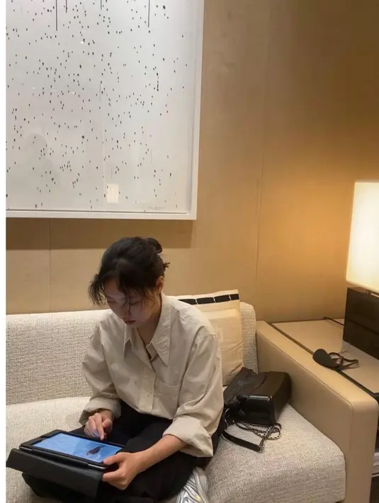 Di sini Kim Go Eun terlihat mengenakan kemeja lengan panjang bernuansa cokelat yang dipadunya dengan celana panjang hitam. Tampilan kasualnya ini disempurnakan dengan gaya rambut cepol dan messy-bangs. Foto: Instagram @ggonekim.