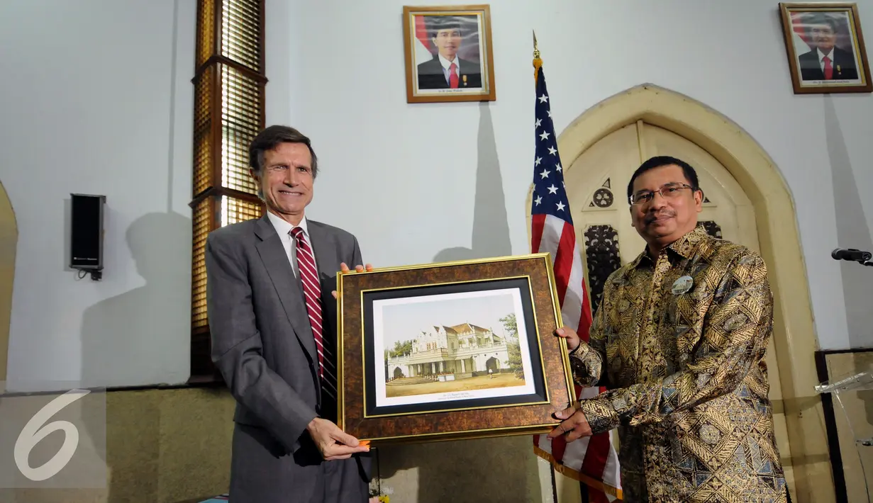 Duta Besar AS untuk Indonesia, Robert O’Blake Jr (kiri) menerima lukisan eks rumah Raden Saleh dari Ketua Yayasan Kesehatan PGI, Alexander K Ginting usai penyerahan dokumen penelitian, Jakarta, Selasa (26/4/2016). (Liputan6.com/Helmi Fithriansyah)