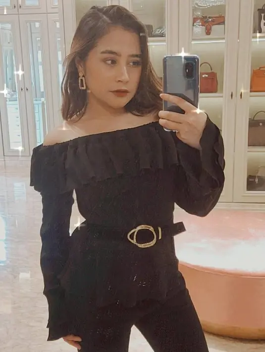 Gadis berusia 23 tahun ini menceritakan target yang ingin dicapai sebelum usia 30 tahun. Mungkin kebanyakan gadis seusianya sudah ingin menikah, namun tidak pada Prilly. Ia justru ingin mendapat berbagai macam penghargaan. (Instagram/prillylatuconsina96)